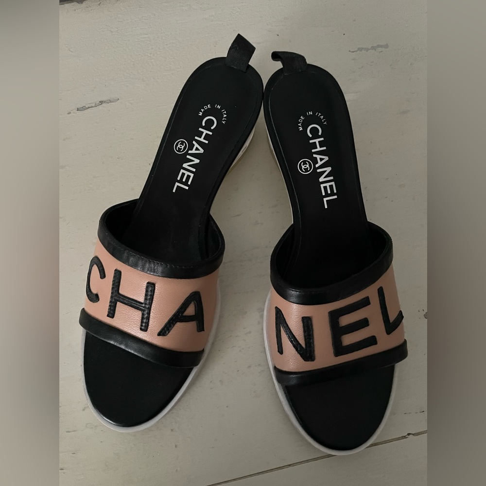 CHANEL Logo beige and black mules size 39 NEVER WORN